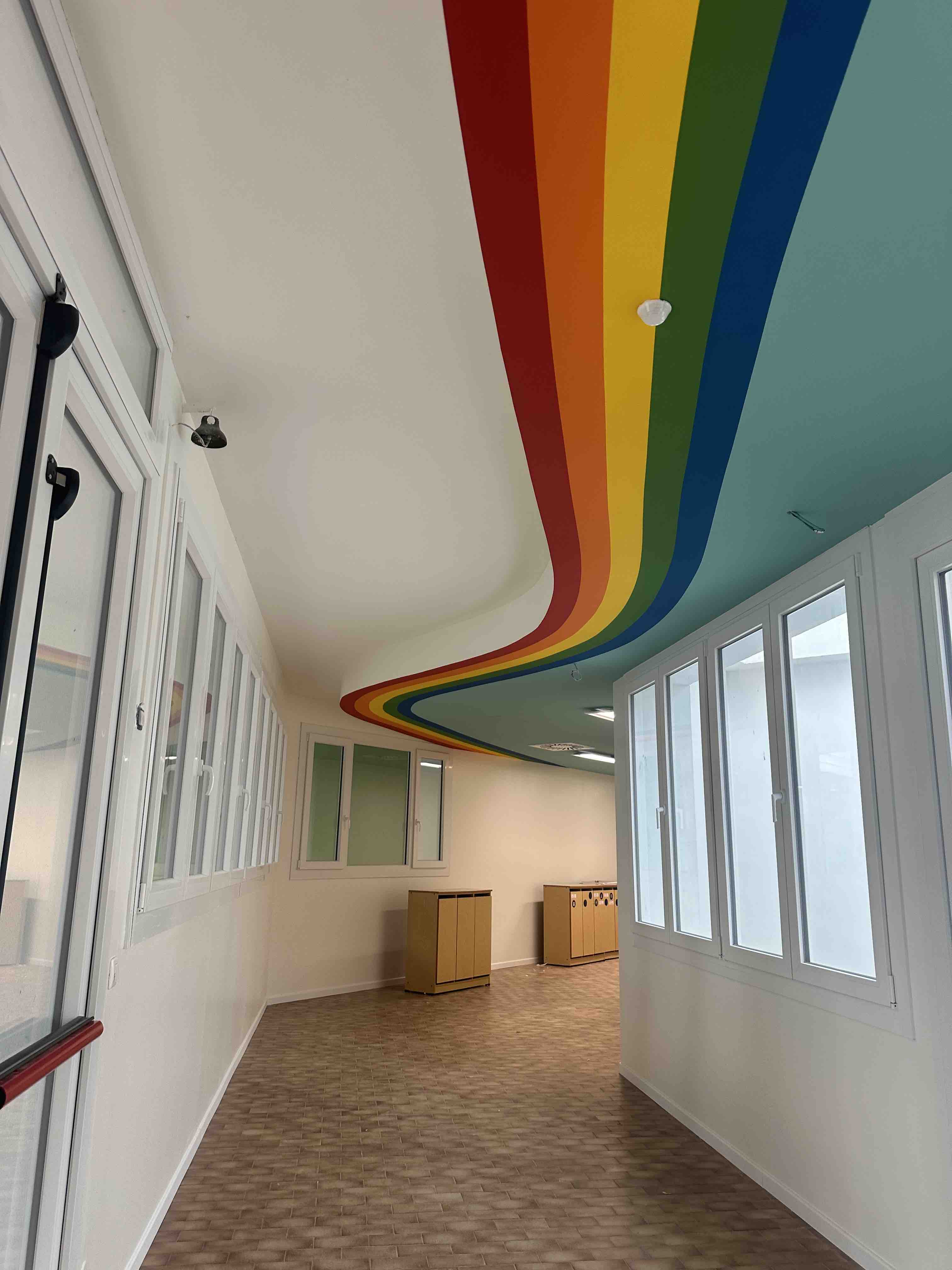 Tinteggiatura delle pareti con smalto all'acqua previo stuccatura completa e realizzazione del disegno decorativo sul soffitto.